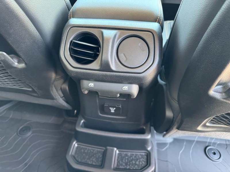 Jeep Wrangler Vehicle Full-screen Gallery Image 10