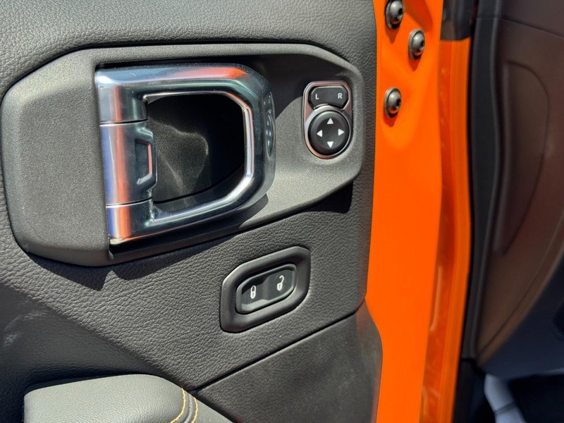 Jeep Wrangler Vehicle Full-screen Gallery Image 11