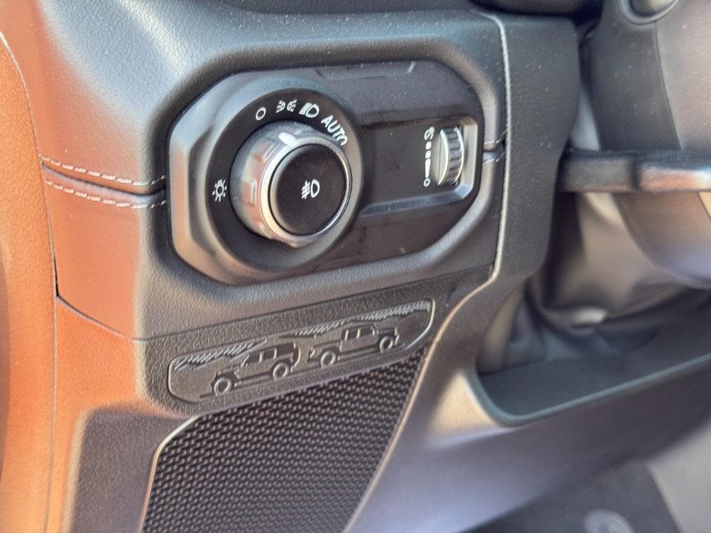 Jeep Wrangler Vehicle Full-screen Gallery Image 12