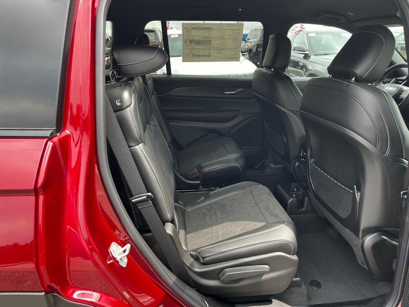 Jeep Grand Cherokee L Vehicle Full-screen Gallery Image 04