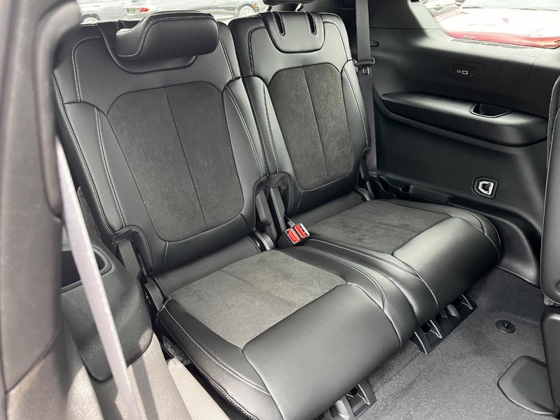 Jeep Grand Cherokee L Vehicle Full-screen Gallery Image 05