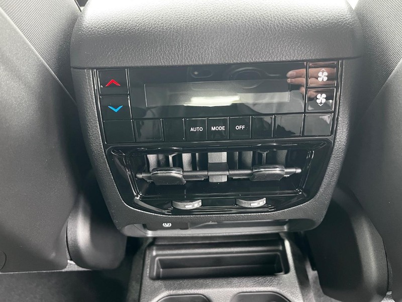 Jeep Grand Cherokee L Vehicle Full-screen Gallery Image 06