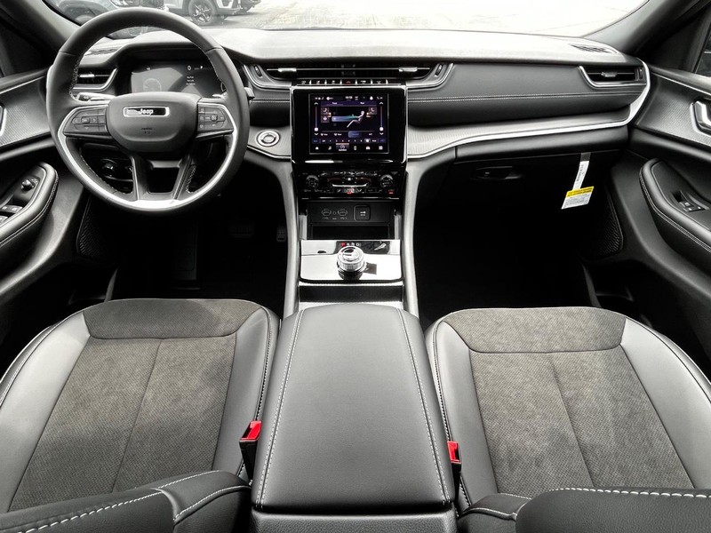 Jeep Grand Cherokee L Vehicle Full-screen Gallery Image 07