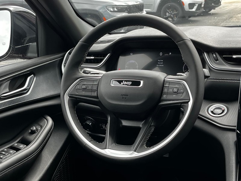 Jeep Grand Cherokee L Vehicle Full-screen Gallery Image 08