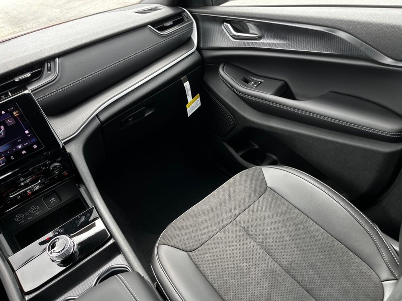 Jeep Grand Cherokee L Vehicle Full-screen Gallery Image 09