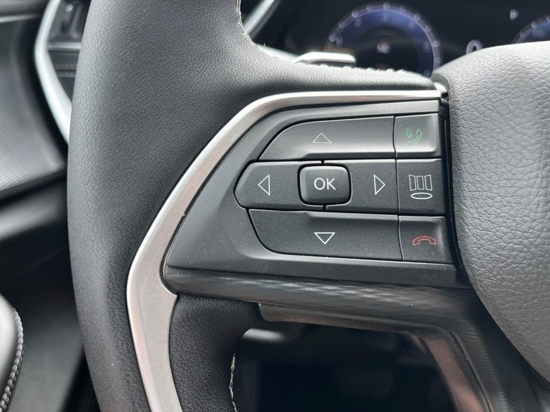 Jeep Grand Cherokee L Vehicle Full-screen Gallery Image 12