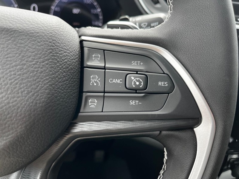 Jeep Grand Cherokee L Vehicle Full-screen Gallery Image 13