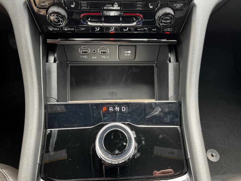 Jeep Grand Cherokee L Vehicle Full-screen Gallery Image 15