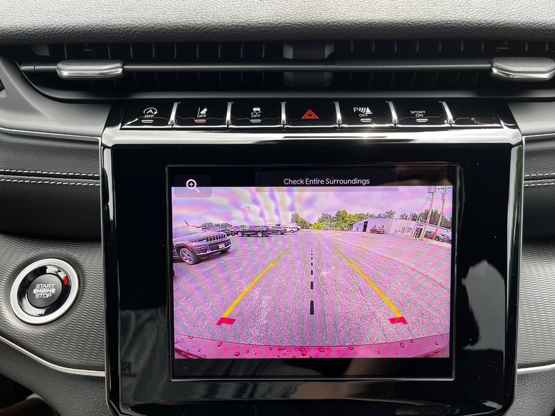 Jeep Grand Cherokee L Vehicle Full-screen Gallery Image 17