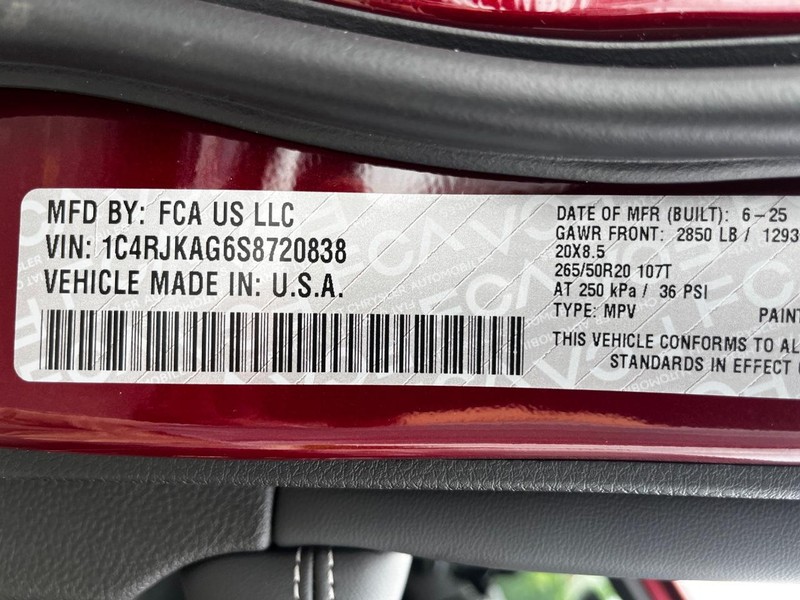 Jeep Grand Cherokee L Vehicle Full-screen Gallery Image 18