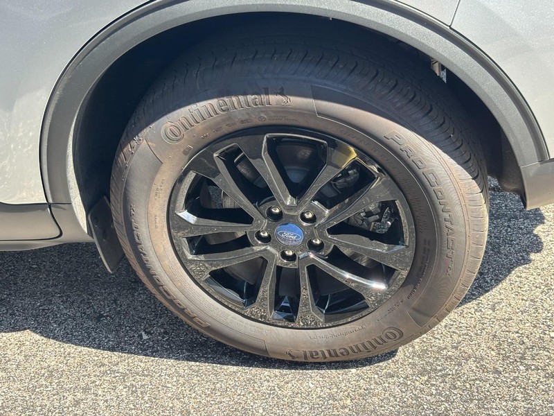 Ford Escape Vehicle Full-screen Gallery Image 07