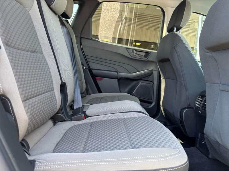 Ford Escape Vehicle Full-screen Gallery Image 10