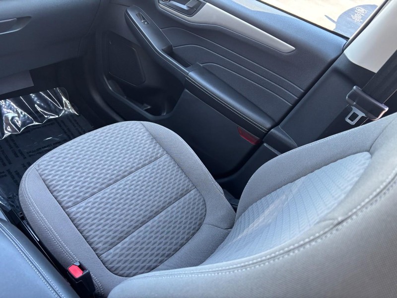 Ford Escape Vehicle Full-screen Gallery Image 15