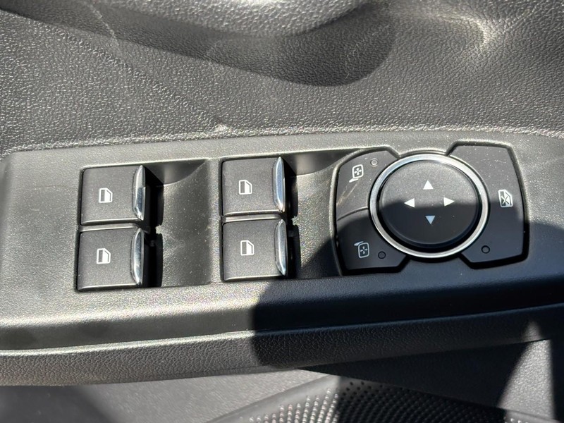 Ford Escape Vehicle Full-screen Gallery Image 23