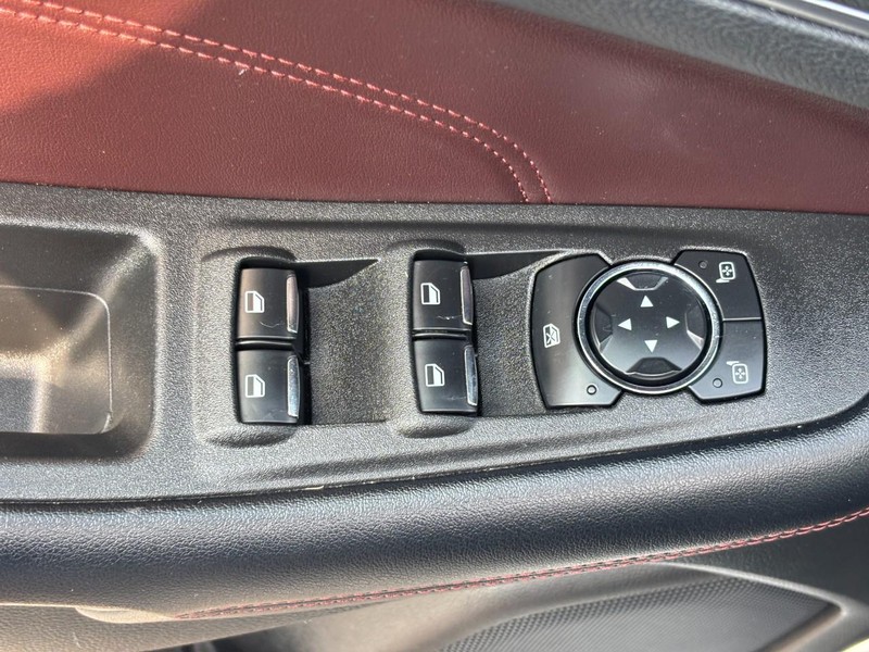 Ford Edge Vehicle Full-screen Gallery Image 24