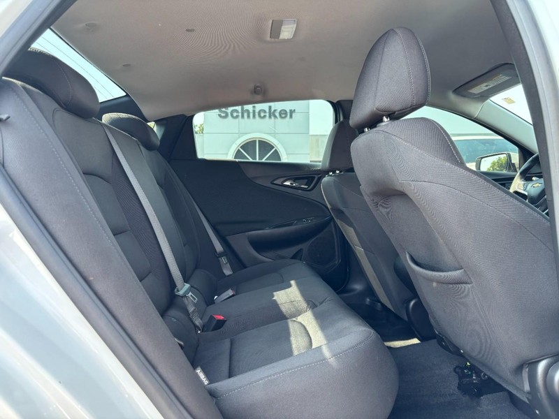Chevrolet Malibu Vehicle Full-screen Gallery Image 10