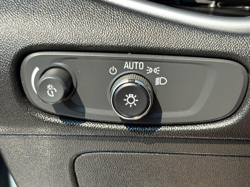 Chevrolet Malibu Vehicle Full-screen Gallery Image 16