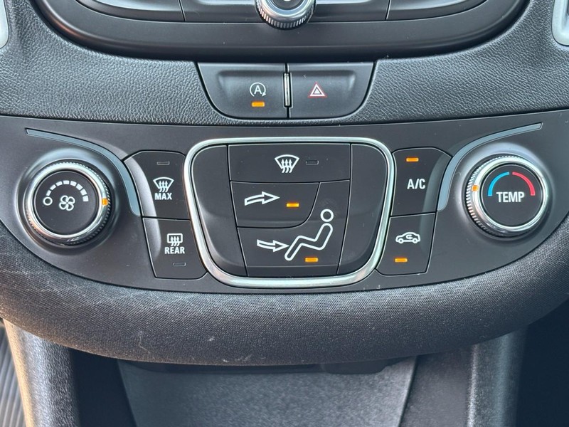 Chevrolet Malibu Vehicle Full-screen Gallery Image 22