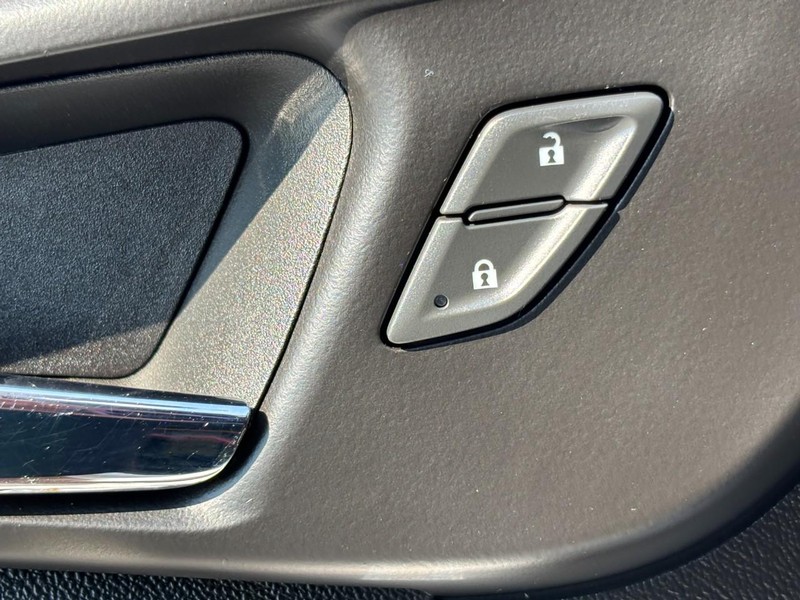 Chevrolet Malibu Vehicle Full-screen Gallery Image 24