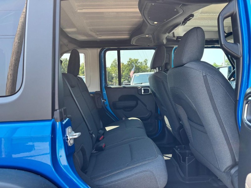 Jeep Wrangler Vehicle Full-screen Gallery Image 05