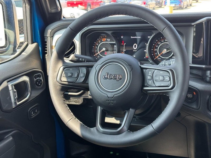 Jeep Wrangler Vehicle Full-screen Gallery Image 07