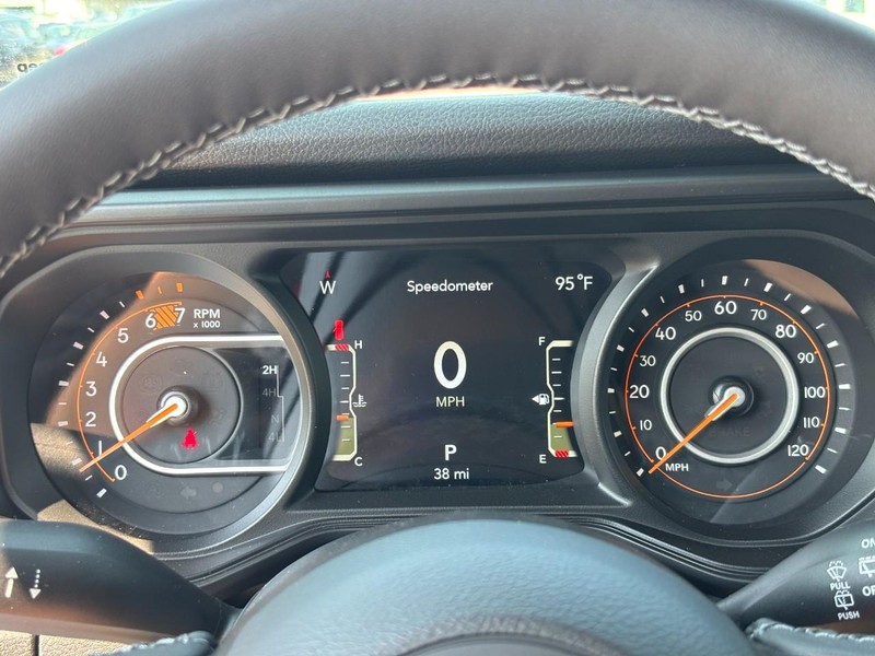 Jeep Wrangler Vehicle Full-screen Gallery Image 14