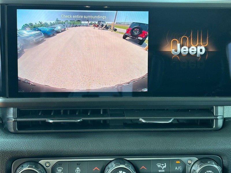 Jeep Wrangler Vehicle Full-screen Gallery Image 16