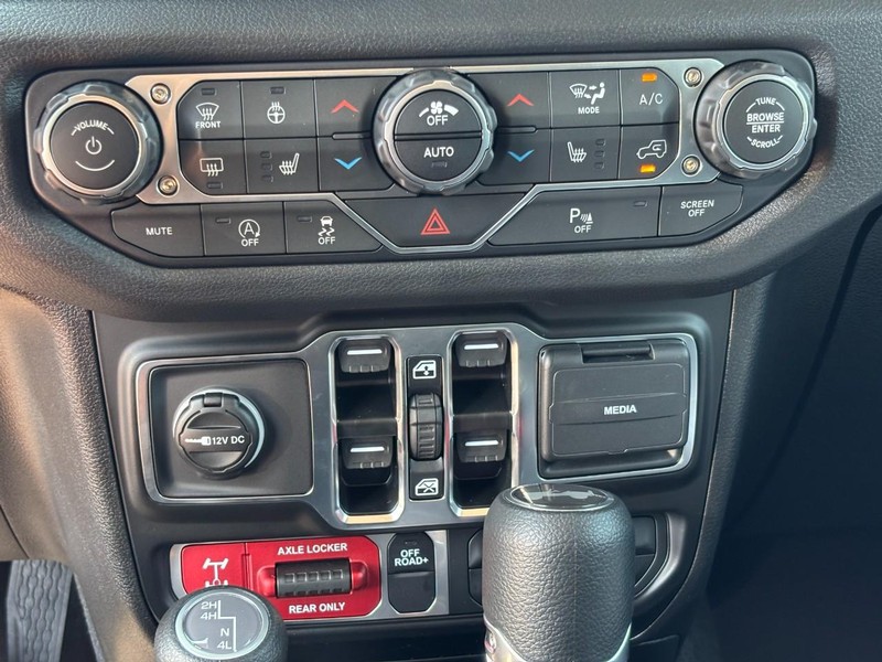 Jeep Wrangler Vehicle Full-screen Gallery Image 17