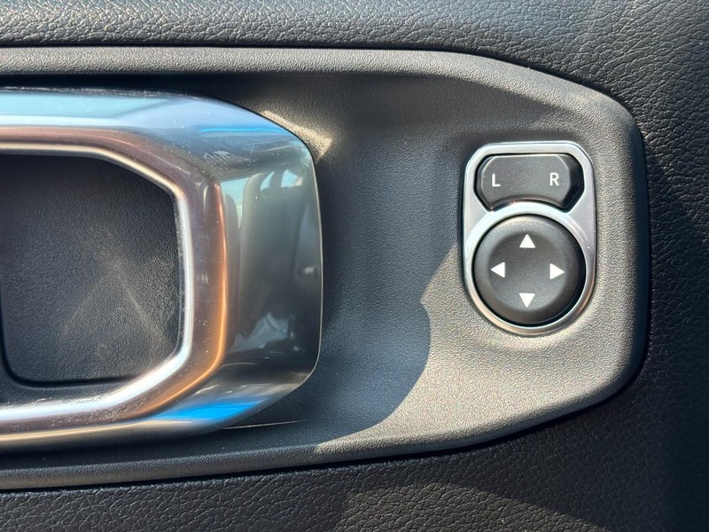 Jeep Wrangler Vehicle Full-screen Gallery Image 18