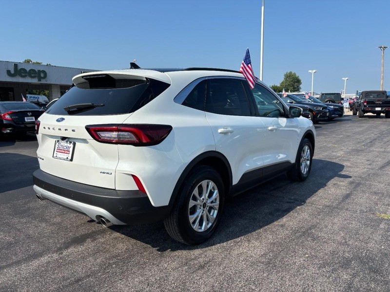 Ford Escape Vehicle Full-screen Gallery Image 03