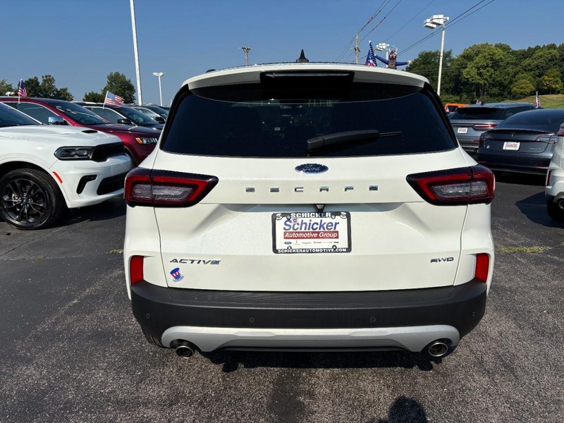 Ford Escape Vehicle Full-screen Gallery Image 05