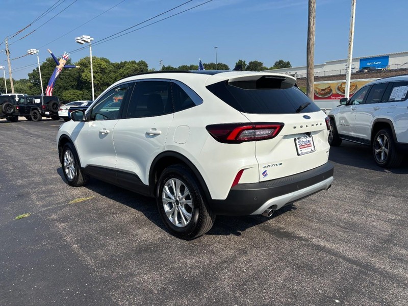 Ford Escape Vehicle Full-screen Gallery Image 06