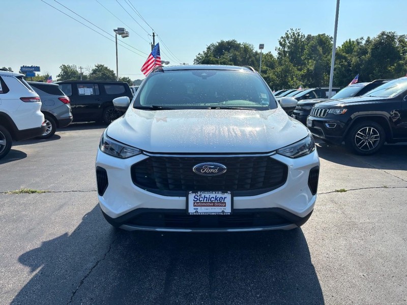 Ford Escape Vehicle Full-screen Gallery Image 09