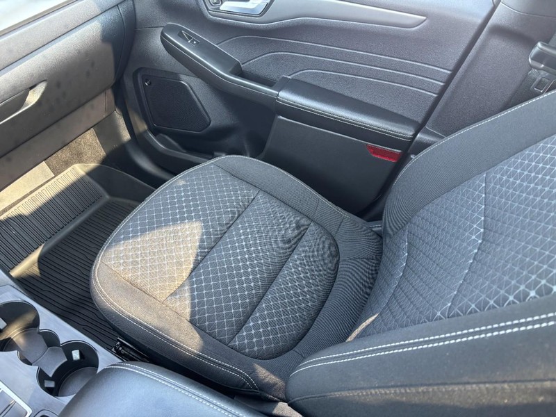 Ford Escape Vehicle Full-screen Gallery Image 15