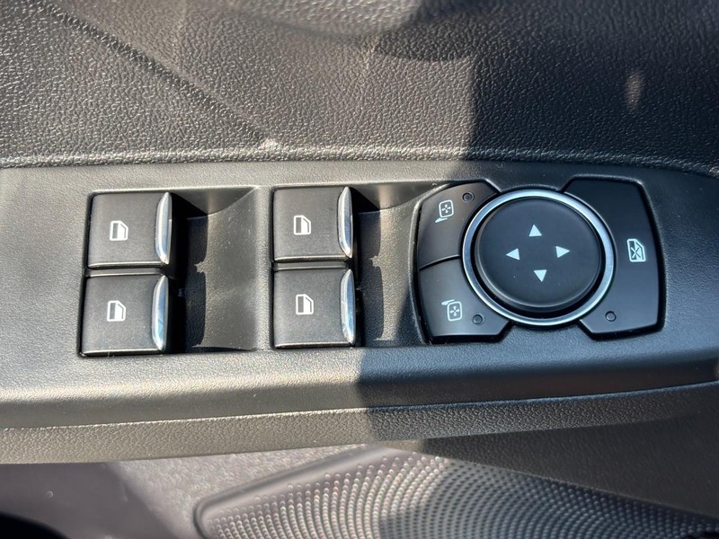 Ford Escape Vehicle Full-screen Gallery Image 24