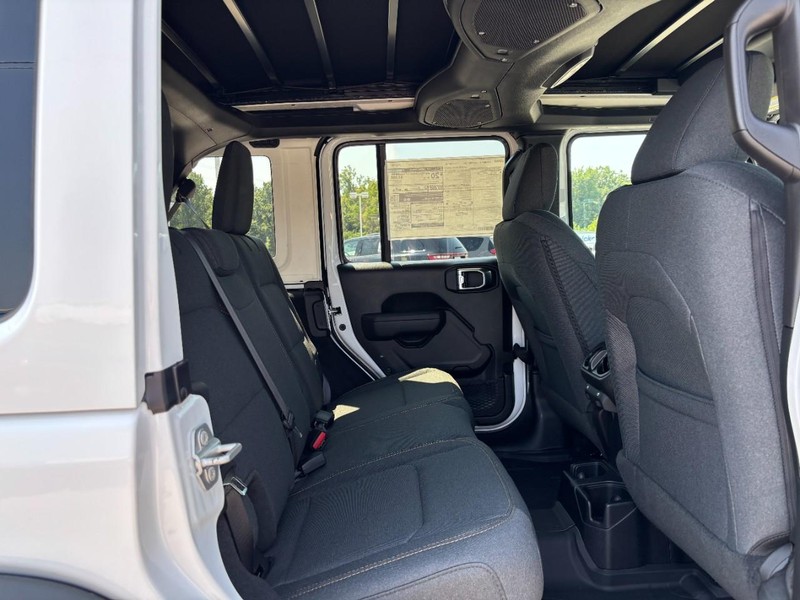 Jeep Wrangler Vehicle Full-screen Gallery Image 05