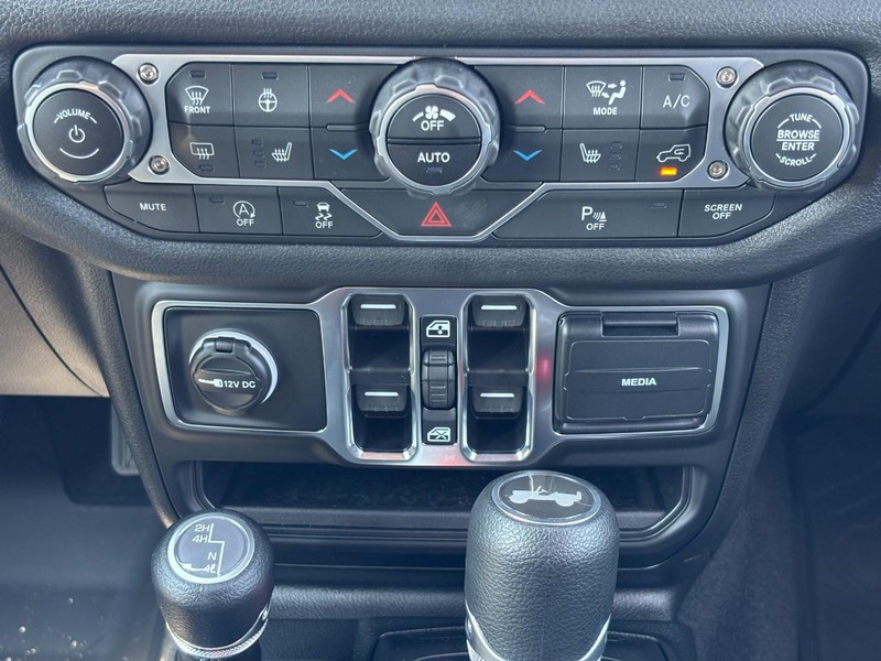 Jeep Wrangler Vehicle Full-screen Gallery Image 09