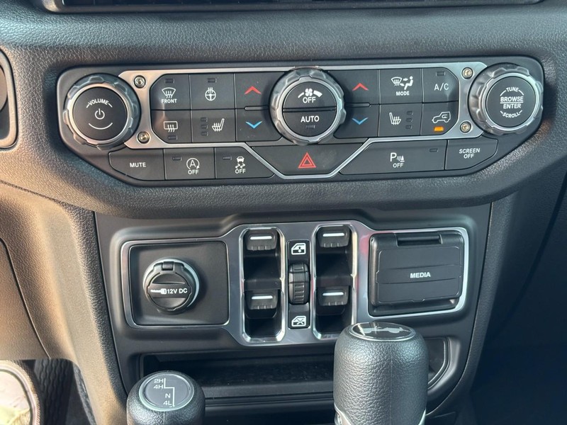 Jeep Wrangler Vehicle Full-screen Gallery Image 17