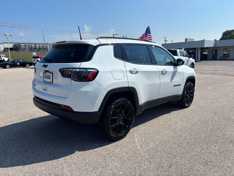 Jeep Compass Vehicle Full-screen Gallery Image 03