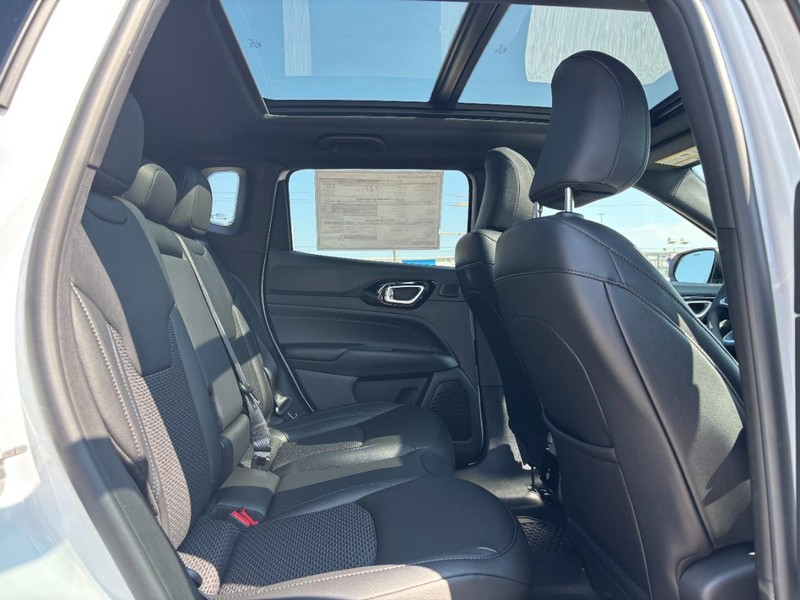 Jeep Compass Vehicle Full-screen Gallery Image 05