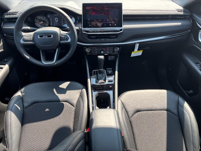 Jeep Compass Vehicle Full-screen Gallery Image 06