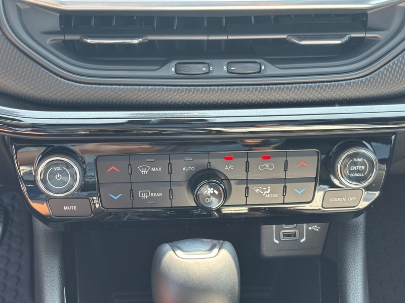 Jeep Compass Vehicle Full-screen Gallery Image 17