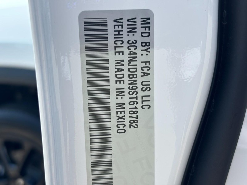 Jeep Compass Vehicle Full-screen Gallery Image 21