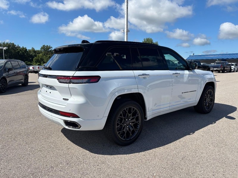 Jeep Grand Cherokee Vehicle Full-screen Gallery Image 03