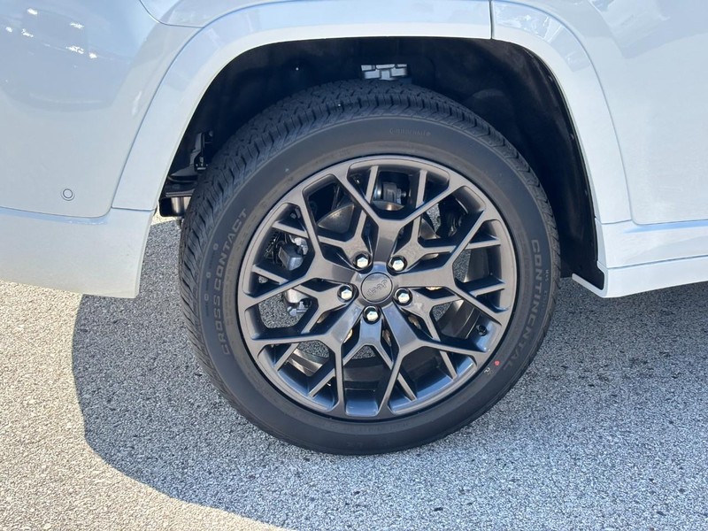 Jeep Grand Cherokee Vehicle Full-screen Gallery Image 04