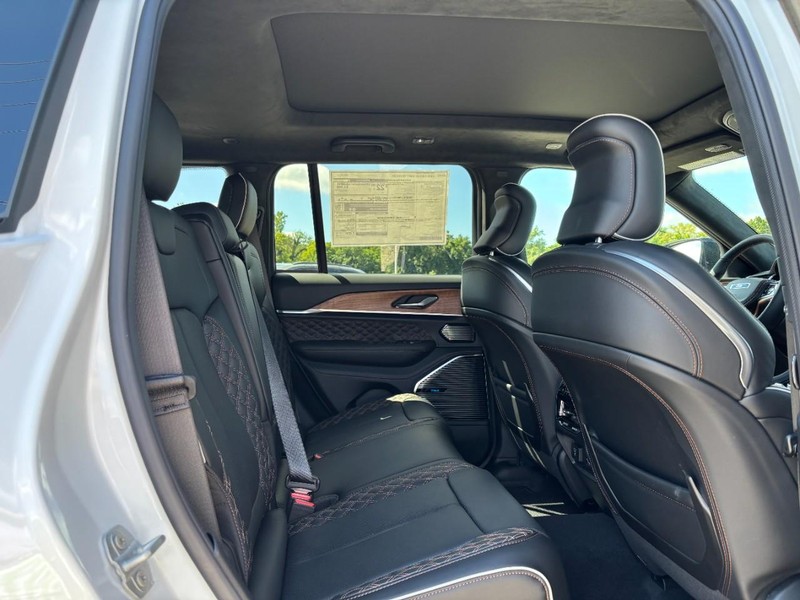 Jeep Grand Cherokee Vehicle Full-screen Gallery Image 05