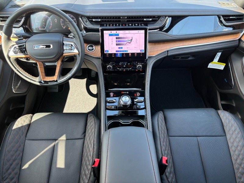 Jeep Grand Cherokee Vehicle Full-screen Gallery Image 06