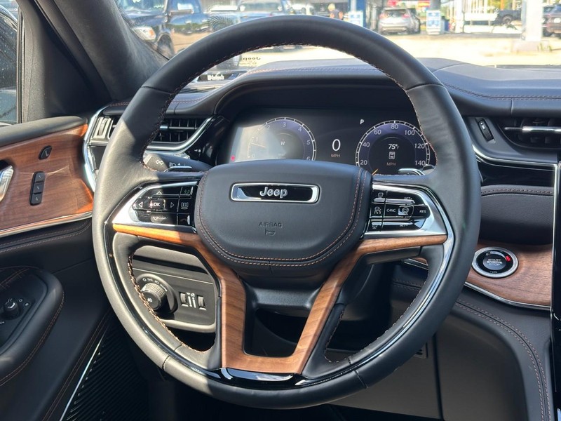 Jeep Grand Cherokee Vehicle Full-screen Gallery Image 07