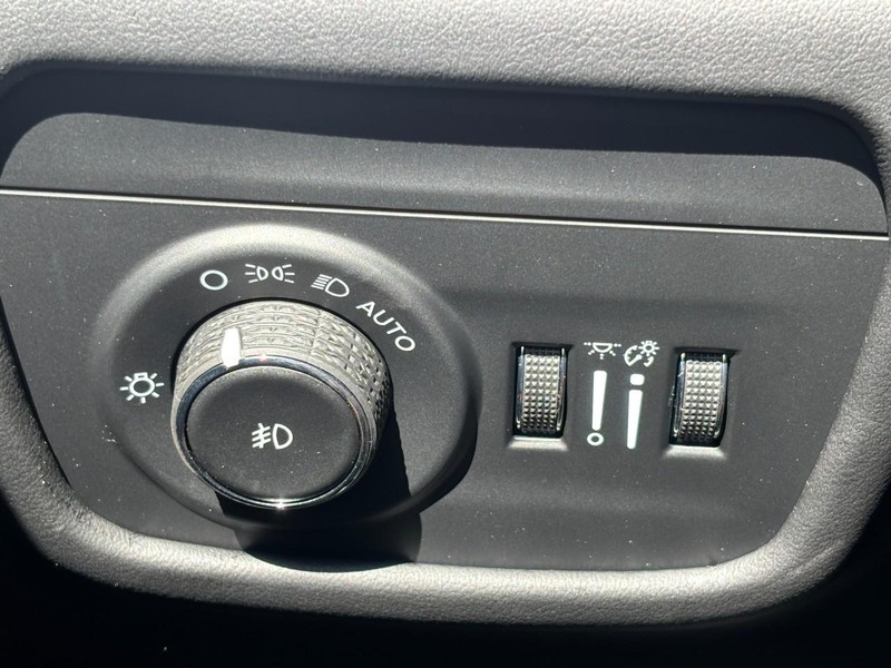 Jeep Grand Cherokee Vehicle Full-screen Gallery Image 11