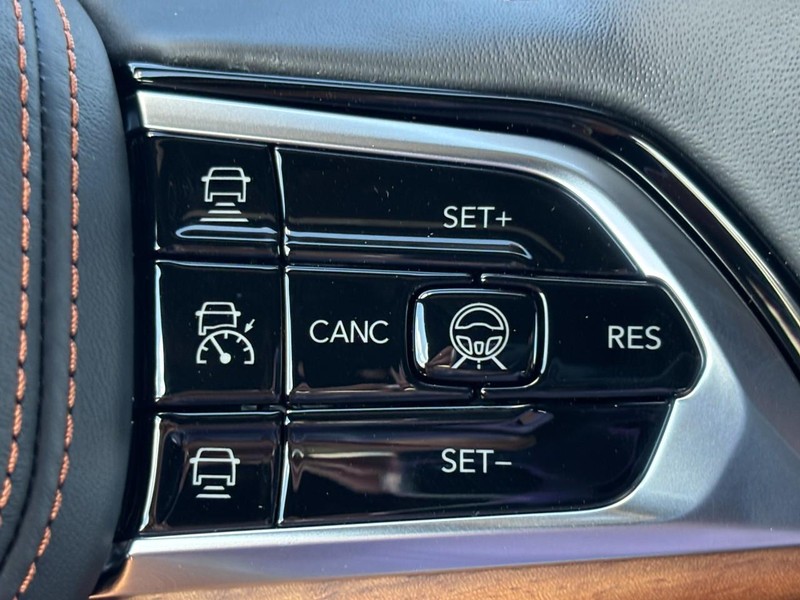 Jeep Grand Cherokee Vehicle Full-screen Gallery Image 13